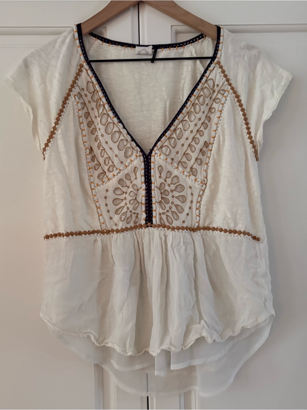 Akemi & Kin Medium Anthropologie Keira Embroidered Top - Picture 2 of 5